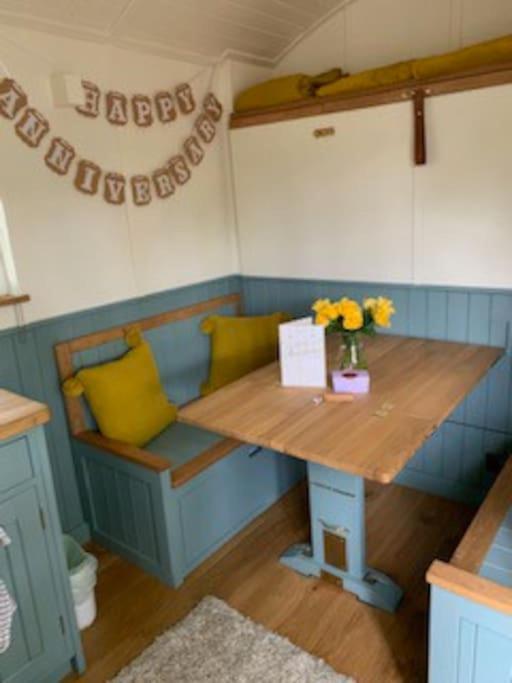 Romantic Shepherds Hut With Stunning Sunsets Hollingbourne Exterior photo