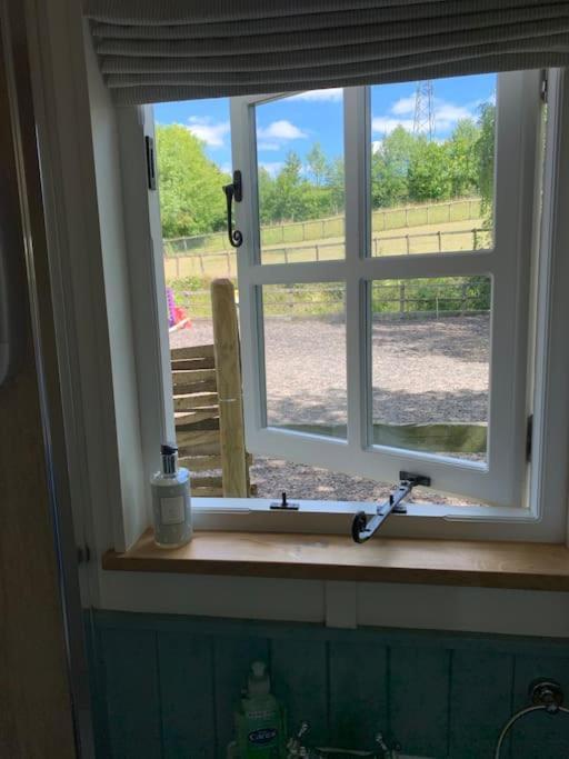 Romantic Shepherds Hut With Stunning Sunsets Hollingbourne Exterior photo
